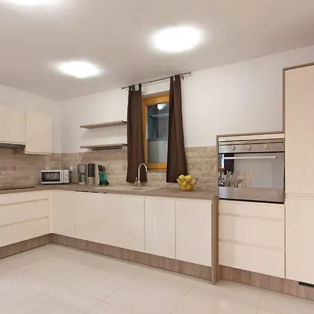 House 1502 Fažana