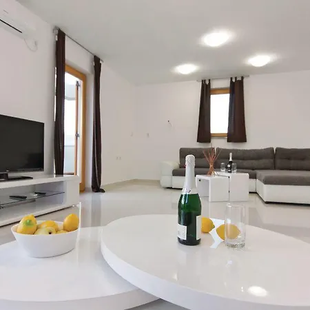 Ferienhaus House 1502 Fažana